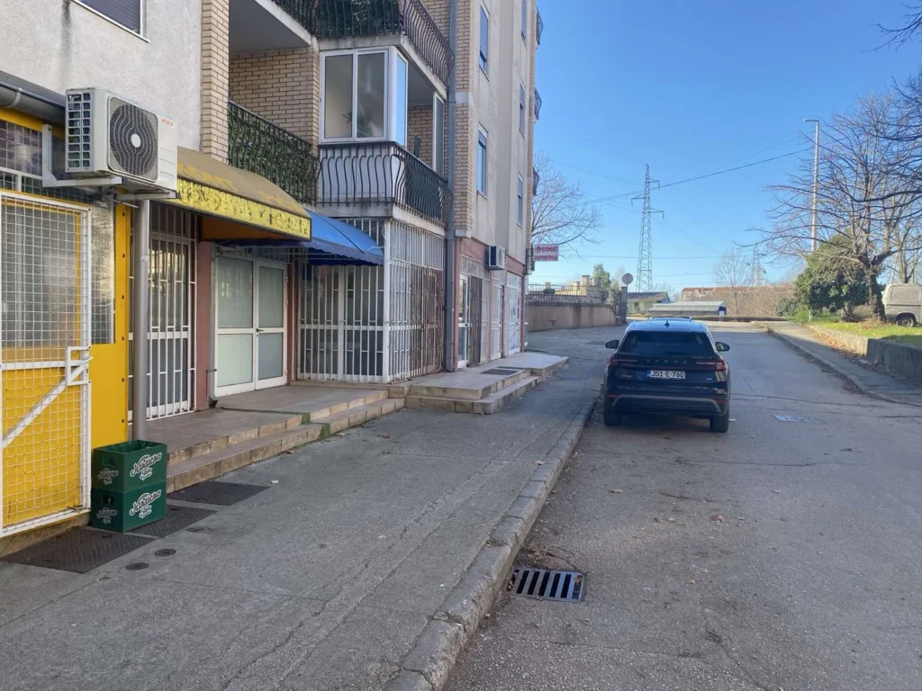 Ulaz u lokal u Trebinju u naselju Pudarica, prilaz sa ulice i parking ispred