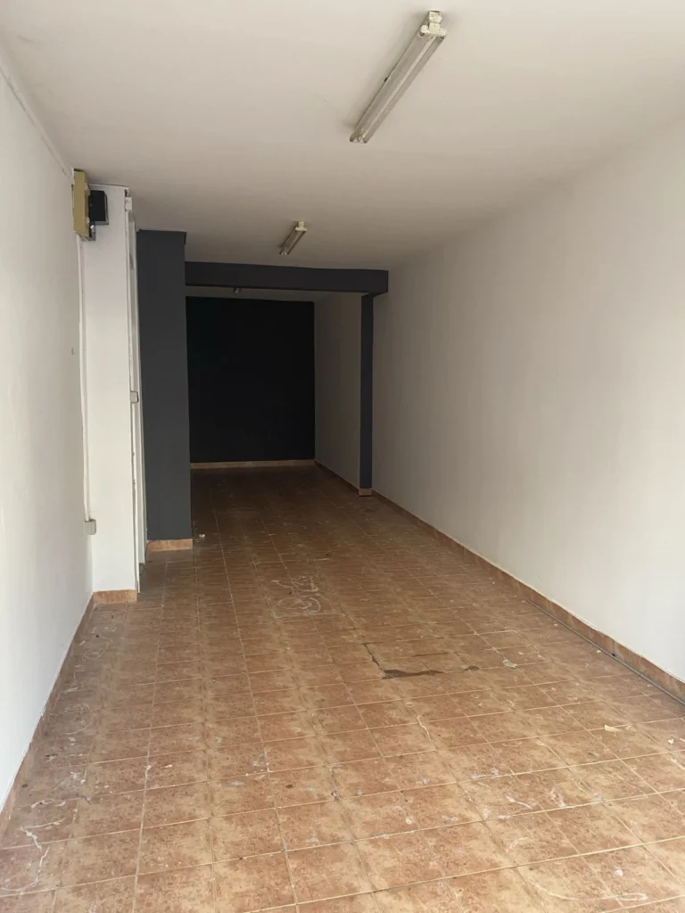 Enterijer poslovnog lokala u Trebinju sa dugim otvorenim prostorom i prirodnim osvetljenjem